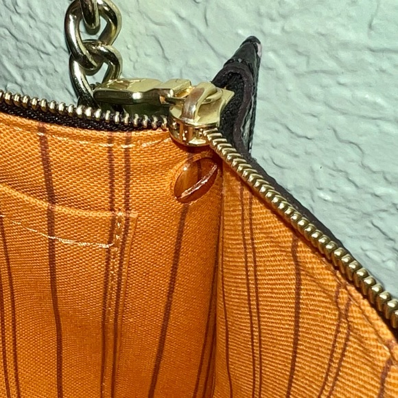 👑✅PRICE FIRM✅ AUTHENTIC Louis Vuitton Black Wristlet - Picture 9 of 17